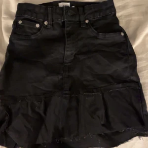 Svart jeanskjol (egen sydd) - Snygg svart jeanskjol med volangdetalj. Kjolen är egen sydd och används inte för den är för liten💗