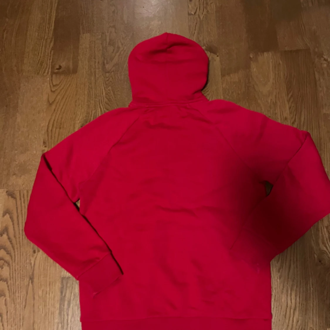 Röd hoodie från Peak Performance - 1