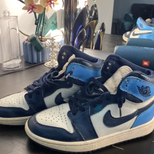 Nike Air Jordans i blått och vitt - Snygga Nike Air Jordans i blått och vitt med klassisk snörning. Har ej kommit till användning 