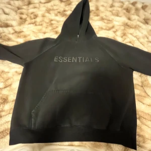 Essentials Hoodie - Säljer en svart hoodie från Essentials  'FEAR OF GOD'. Storlek L