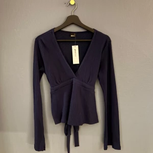 Blus - Superfin blus från gina, som man knyter med en rosett där bak. Aldrig använd, prislappen är kvar! Nypris: 300kr