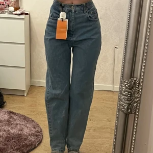 Blå högmidjade jeans - Snygga blå jeans med hög midja i rak design. Från pull&bear, endast testade, säljer pga inte hann returnera. Strl 32 men passar som 34. PM för fler bilder