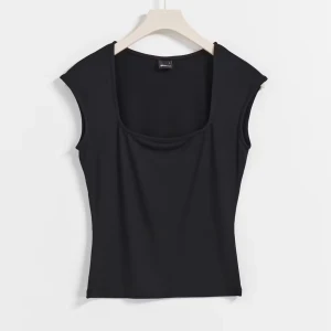 Svart och vit topp från gina - Snygg topp med fyrkantig urringning ”square”  säljs tillsammans både svarta och vita, säljs pågrund av garderobs rensning men är i väldigt fint skick och knappt använda men kommer inte till användning!💞 kan bäras åt båda hållen så man kan ha öppen rygg eller öppet fram beroende på vad man känner för 💓