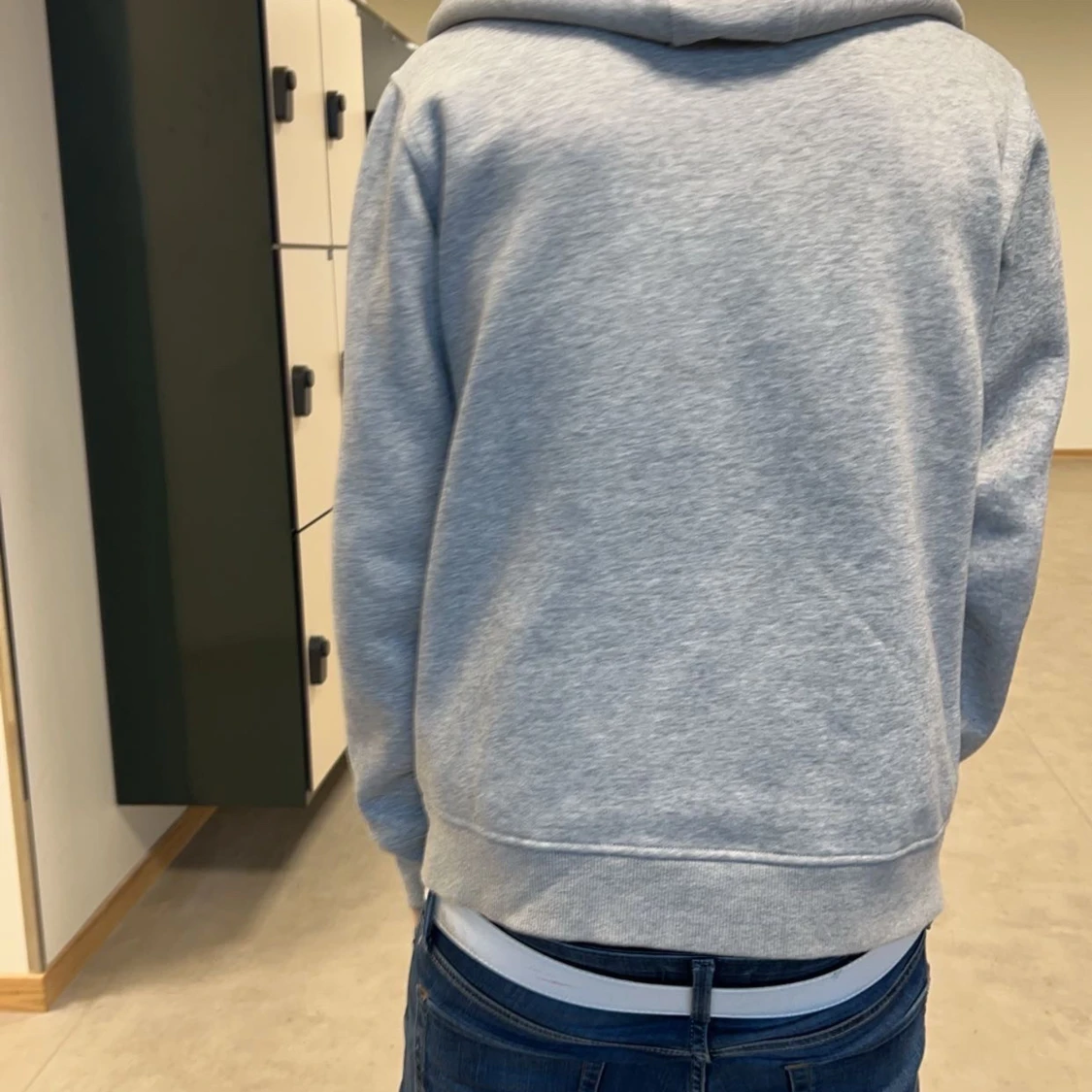 Grå hoodie med dragkedja - 91