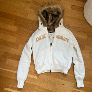 Abercrombie fur hoodie - Säljer denna supermysiga vita fur hoodien från abercrombie i fint skick. Storlek m men skulle säga att den är mer som en s/xs. Använd köp nu!💞