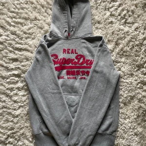 Superdry Hoodie - Snygg, stilren och fräsch Superdy hoodie - Skick: 8.5/10 - Storlek: S - Nypris: ≈ 1500kr - Vårt pris: 599kr - DM vid frågor & funderingar! 🙏