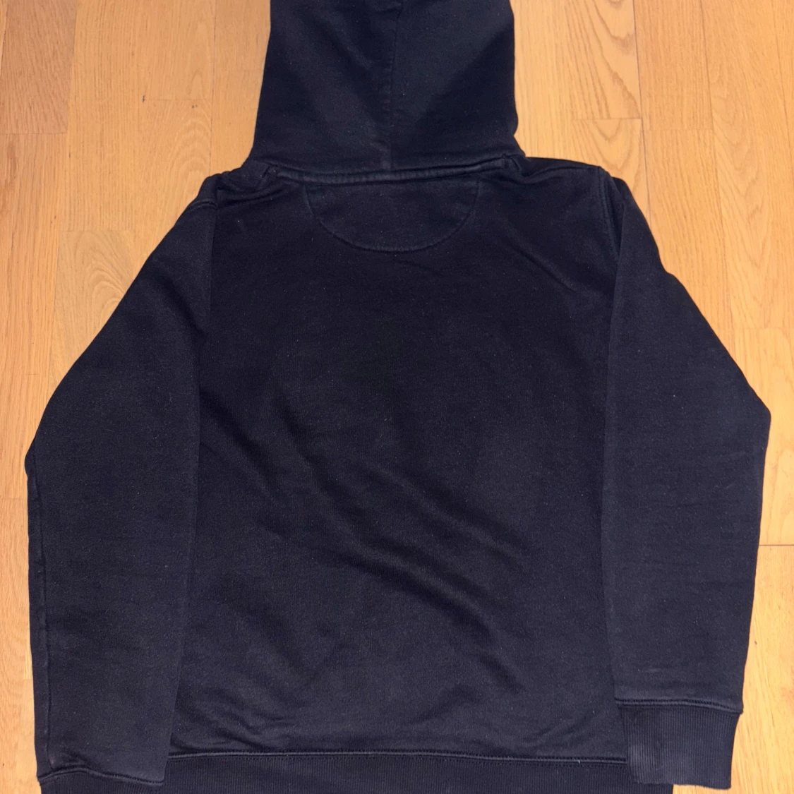 Svart hoodie från GANT - 90