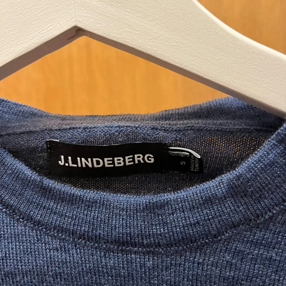 Tröja från J Lindeberg i merino ull i grymt skick. Knappt använd för sitter för tajt på mig :) . Neuletakit & Villapaidat.