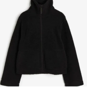 Svart teddyjacka - Jättefin jacka som passar perfekt till allt. Passar super bra nu till vintern men även lite kallare sommardagar!❤️