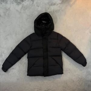 Svart jacka från Moncler - Säljer en Madeira Down Jacket Black från Moncler. Helt ny med prislapp och original förpackning. Storlek S. Hör av dig för mer information