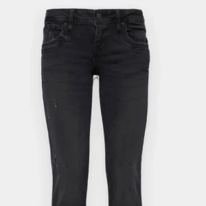 Svarta lågmidjade bootcut jeans LTB - Endast använda få gånger. Nypris 800kr. Storlek 28/30.