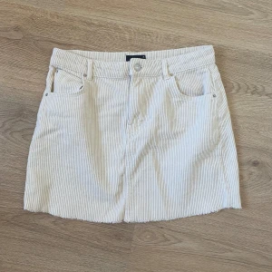 Kjol - Beige kjol i manchestertyg. Knappt använd.