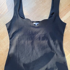 Svart fest topp - Så fin svart lite skimmrig topp från hm. Lite tjockare material med fin urringning. 