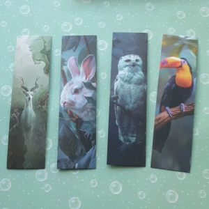 Bokmärken med djurmotiv - Fyra bokmärken med vackra djurmotiv: en hjort, en kanin, en uggla och en tukan. Perfekta för att hålla koll på var du är i din bok. Bokmärkena är rektangulära och har en vit baksida.