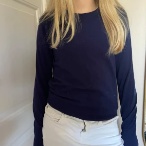 Mörkblå tröja från Zara - Fin mörkblå tröja från Zara💓 har guldknappar på ärmarna, tröjan är använd men inga defekter!