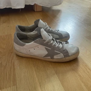 Golden goose - Säljer mina golden goose skor!! Har andvänts ganska mycket och har lite problem med sulan där framme , men går o fixa lätt. De kommer tyvärr inte med lådan, eller något annat tillbehör. Dom är Size 41 men passar up till 42,5.