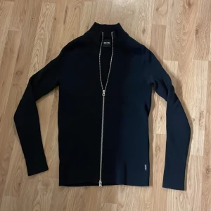 Stickad Full Zip - Säljer nu denna stilrena stickade fullzip ifrån "Only&Sons". Skicket är fortfarande på topp så hör av er vid funderingar så löser vi en bra affär. Storlek: Xs. (Passar bäst mellan 165-175) även kortare. 