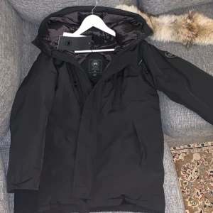 Canada goose chateau parka - Hej säljer min helt nya Canada goose chateau jacka som jag aldrig har använt. Jackan är jätte fräsch och passar till all typ av still. Jackan är på storlek S men har lite korta armar skulle säga att den passar även som Xs. Jätte skön och varm jacka. Säljer pågrund av att tänker köpa någon annan jacka. Hör av er för mera info/bilder😁