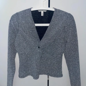 Glittrig tröja - Super fin glittrig topp perfekt till nyår. Jätte fin uringning , syns inte så mycket på bilden men skriv privat om du vill ha bild hur den ser ut på🌸