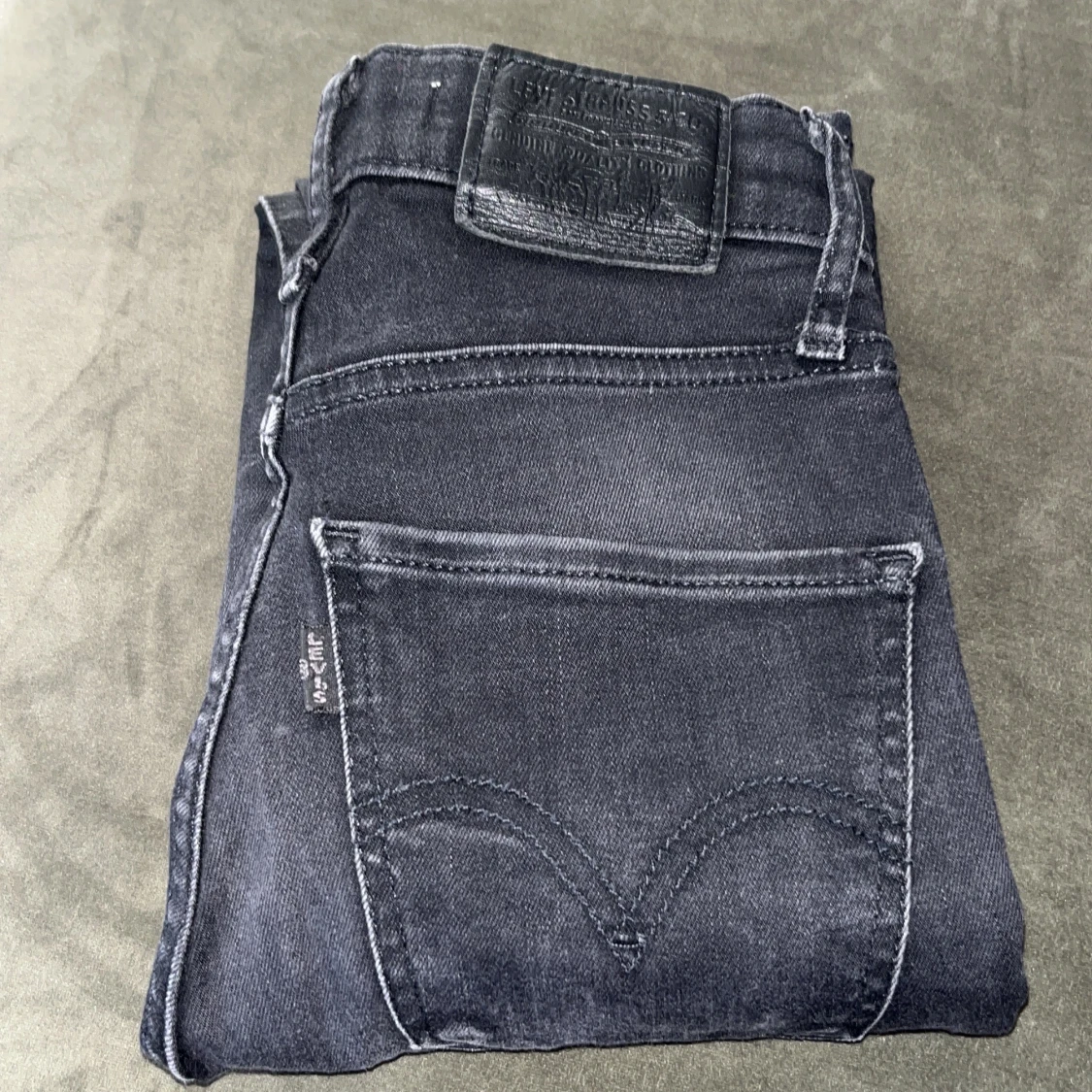 Svarta högmidjade Levis jeans - 90