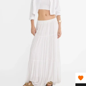 Vit långkjol - En vit långkjol köpt på Zalando i märket stradivarius. Kjolen är använd ett fåtal gånger och är i mycket bra skick. Storlek S. Säljer pga att den är för kort på mig! Skriv privat för egna bilder