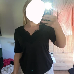 T-shirt med spets - Superfin T-shirt med spets från vero moda. Säljer då den inte kommer till användning. Från Vero Moda men köpt second hand när prislappen var kvar. Lite likt träningsmatrial men skönt på kroppen. Ingen skada på plagget. Hör gärna av er vid frågor🩷