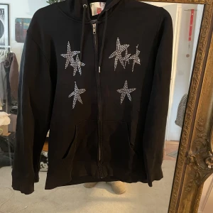 Yung lean tour hoodie  - OSÄKER PÅ ATT SÄLJA, men säljer för rätt peng förstås. Skicka ett saftigt bud🙏💴💴💴🎉 