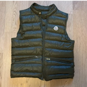 Moncler väst  - Västen är i nyskick och köptes på vestiere collective. Pris kan diskuteras 