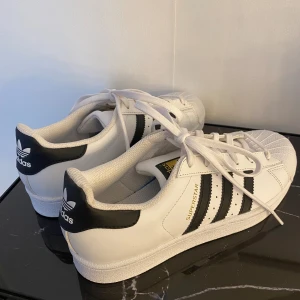 Adidas superstar  - Sparsamt använda, så dom är i mycket bra skick! Storlek: 38 & 2/3