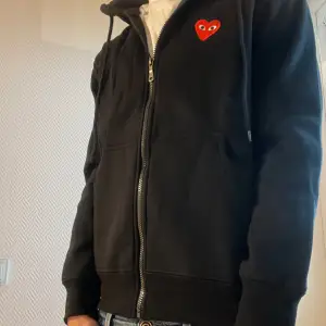 Unik CDG hoodie med storleken M i topp skick 9/10 . Tagg medföljer vid köp. (Fraktar endast)