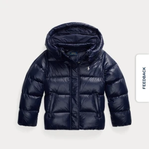 Polo ralph lauren jacka - Den populära polo ralph lauren jackan i mörkblå, den perfekta vinterjackan. Helt ny och oanvänd. I barn storlek XL, som passar en person runt 160 cm. Skriv vid intresse💕