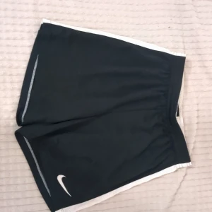 Nike shorts för - Hej, jag sälker ett par nike shorts sol jag inte använder längre
