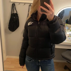 North face jacka - North face jacka. Använd endast några gånger och är i väldigt bra skick! (Pris kan diskuteras) 
