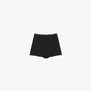 Kjol/shorts - Jättefin kjol/shorts från stradivarius helt oanvända prislapp kvar säljer för ej kommer till användning skriv för fler bilder! 