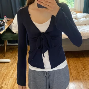 Mörkblå knyt topp - Endast provat denna och den är som i nyskick. Aldrig kommit till användning så säljer den därför!