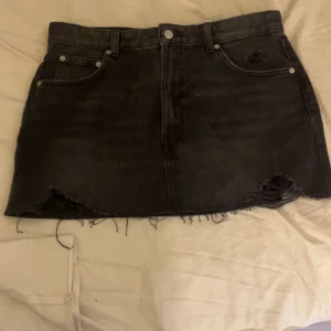 Pull and bear jeans kjol passar M - Köpte för stor storlek då jag trodde dem ska bli mer lågmidjat skulle säga att dessa passar en som har M den är mindre i storlek💕