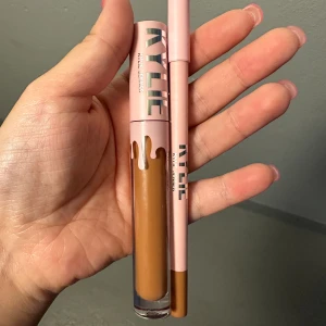 Kylie Cosmetics lipkit - Matte liquid lipstick + läppenna i färgen Exposed. Endast swatchat på armen, inte använt. Nypris 455kr, säljer för 225kr