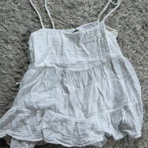 Topp - Jättesöt topp från Gina, köpt för ungefär 2år sedan, säljer pga inte användning av de längre