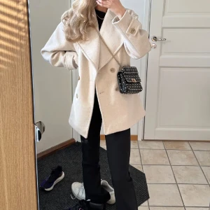 Kort kappa vit/beige - Säljer denna såå fina korta kappan, använd två gånger endast❤️