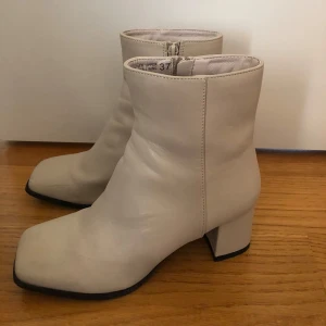 Beiga boots - Beiga boots ifrån märket Ruby. Några repor där fram, syns inte på! Annars bra skick! Storlek 37.