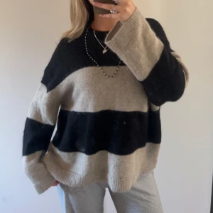 Randig tröja  - Mysig oversize tröja från gina i storlek S🤎🖤 beige/svart