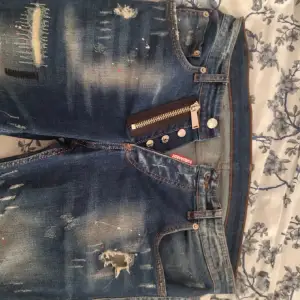 Säljer ett par blå jeans från Dsquared2. dem har många slitningar och är inte så använda. passar mig som är 174 men hade kunnat passa upp till 182