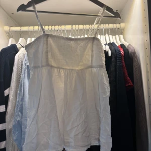 Topp från bikbok - Vit topp från bikbok. Storlek S. Säljer för 70kr. 
