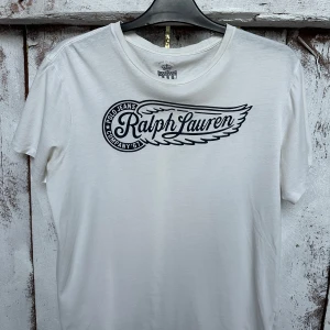 Ralph Laurent T-shirt  - Säljer nu denna Ralph Lauren T-shirt  i storlek M. Den är i bra skick och har mycket kvar att ge.  Skriv om ni har några frågor. 🙏🏼🙌🏼  ❗️❗️INGA BYTEN!!!! ❗️❗️