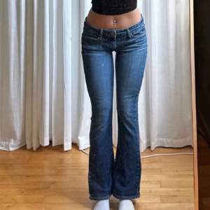 Assnygga low-waist bootcut vintage jeans ❤️ Storlek 30, midja 39 och innerben 75. Köpta av Julia Storfeldt men var tyvärr för stora. 