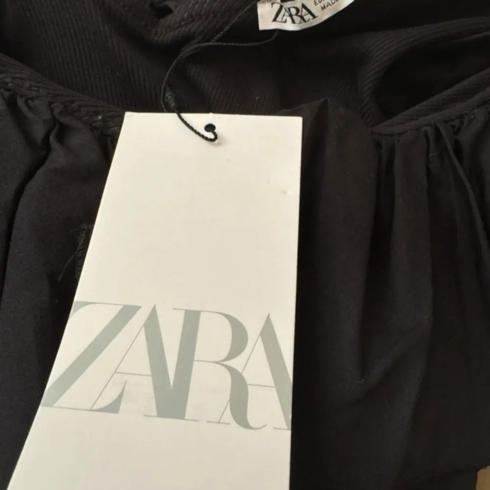 Säljer denna populära slutsålda svarta body från Zara med stora volangdetaljer runt halsen. Perfekt för festliga tillfällen eller en utekväll. Helt ny med prislappen kvar endast testad! Använd gärna köp nu!. Toppar.