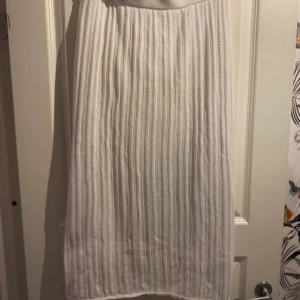 Stickad lång kjol linddx - En jätte fin lång kjol från lindex i bra skicka lite noppring men inget man tänker på Tyget har lossnat men lätt att sy ihop