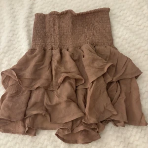 Vit och brun kort kjolar  - Två väldigt gulliga kjolar och har använt några gånger, men fortfarande i bra skick🤍🤎