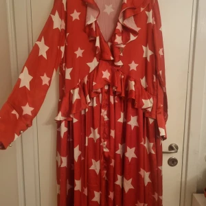 Dress klänning designer Sister Jane 48/50 red white  - Selling this designer sister Jane dress in size 48/50 New and never worn but it has defects due to a transportation error. (see pictures)