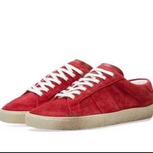 Saint Laurent court classic sl/06 - Skorna införskaffade i Paris. Box, dustbag samt extra skosnören tillkommer.  Skick: 7/10 Material: Suede  Storlek: 46  